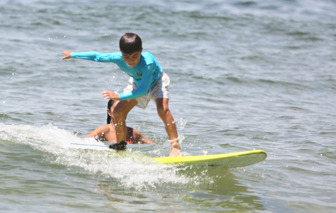 Juliana Paes acompanha aula de surfe dos filhos