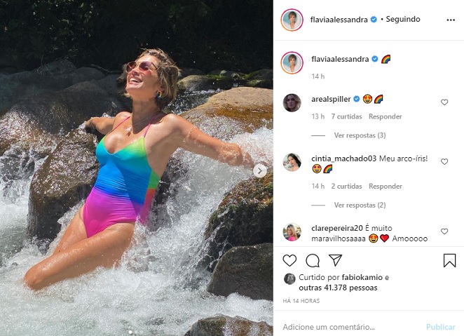Flávia Alessandra posa radiante em cachoeira