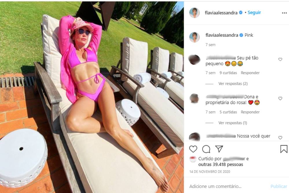 Flávia Alessandra mostrou abdômen trincado em foto de biquíni rosa