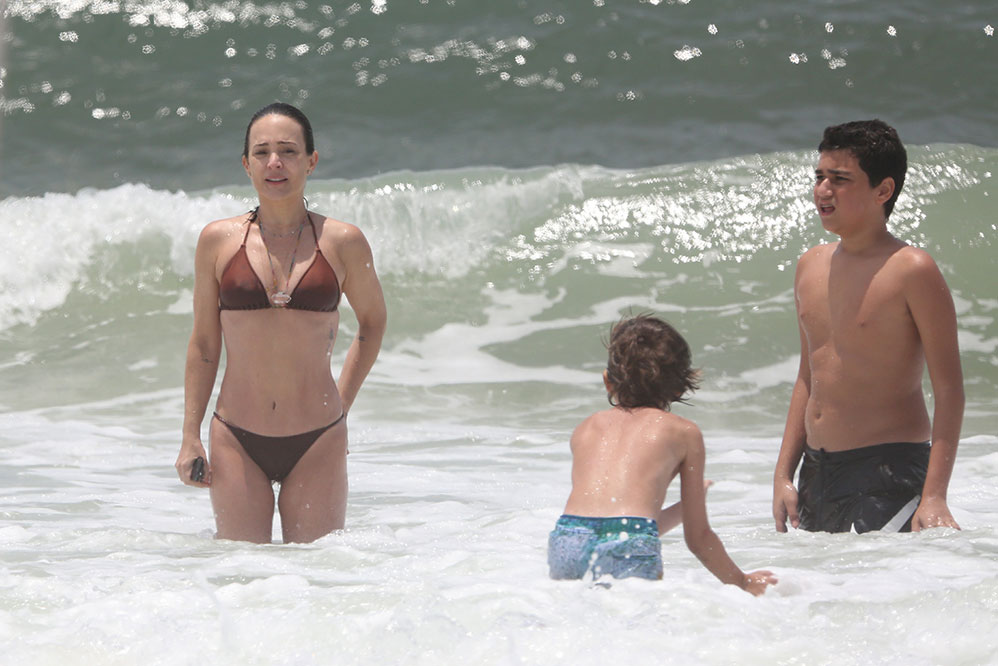 Gabriela Duarte fez questão de curtir um mergulho com os filhos
