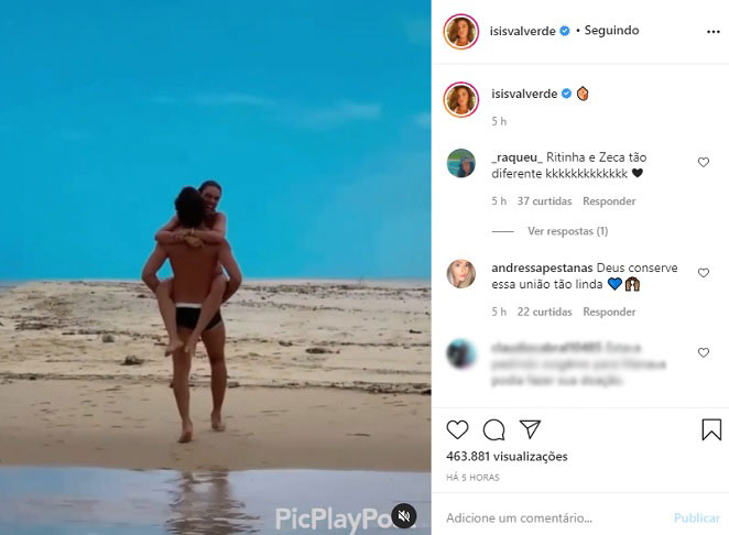Isis Valverde se diverte com o marido em praia da Bahia