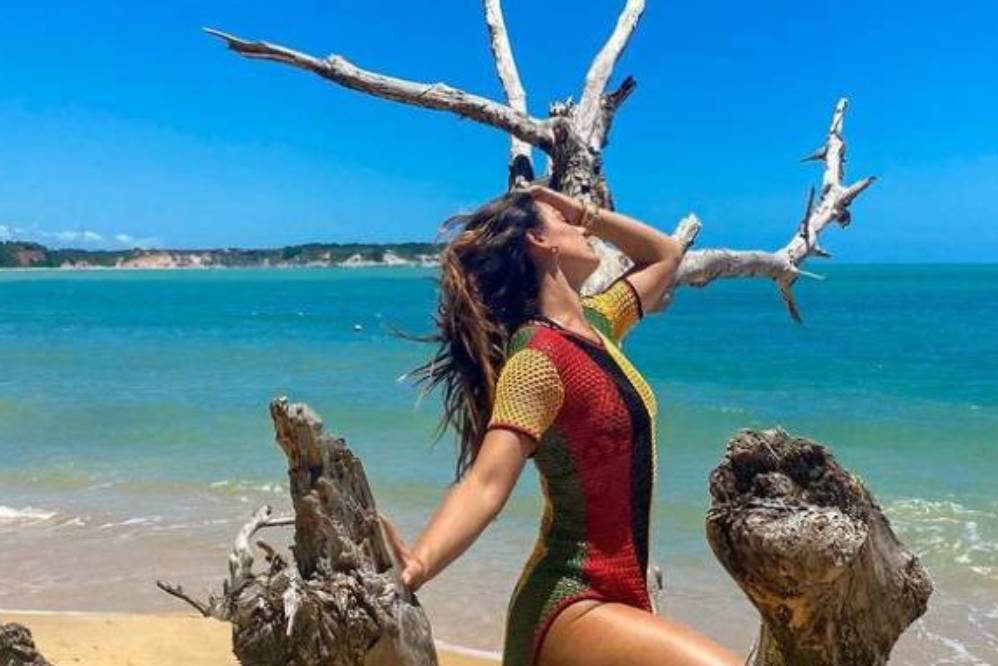 Isis Valverde esbanjou beleza ao posar entre as lindas paisagens de Trancoso, na Bahia