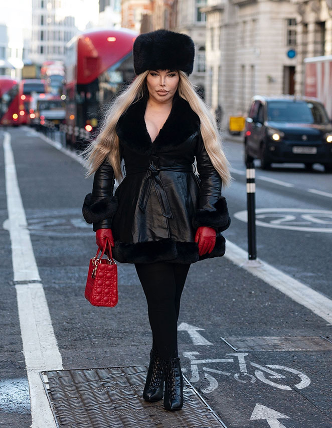Jessica Alves passeia por Londres com look inspirado na Rússia
