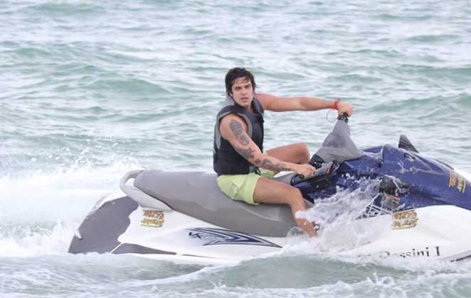 Luan Santana se diverte andando de jet-ski