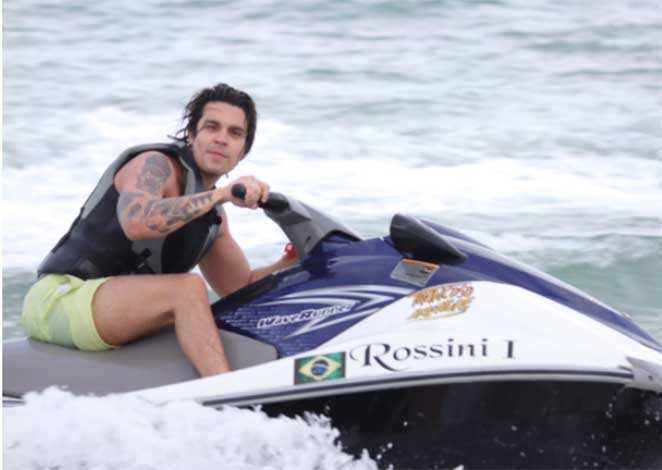 Luan Santana se diverte andando de jet-ski