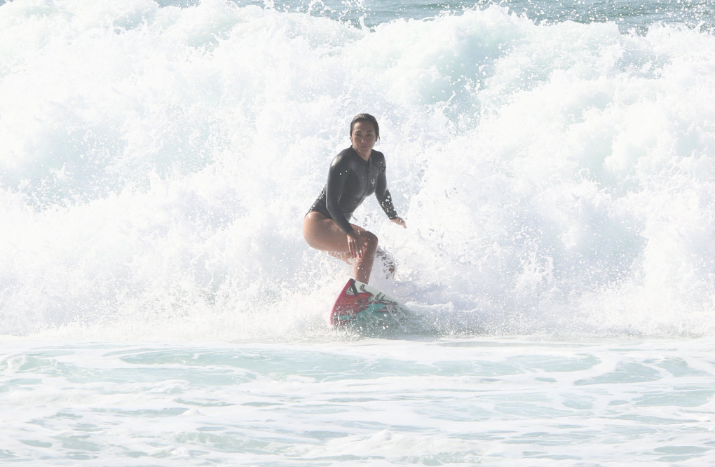 Dani Suzuki mostra habilidade no surfe
