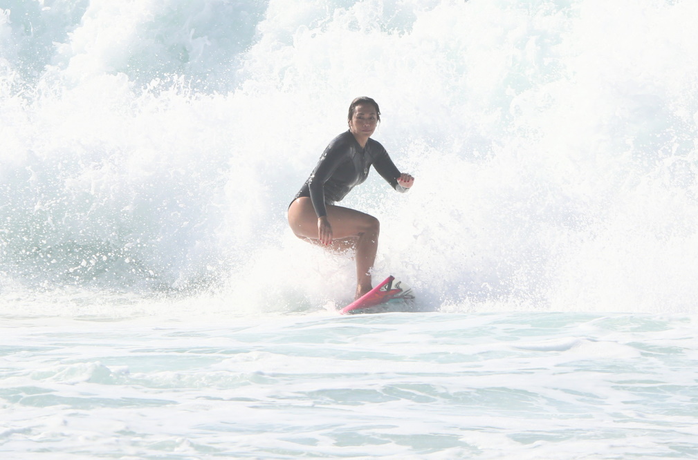 Dani Suzuki mostra habilidade no surfe
