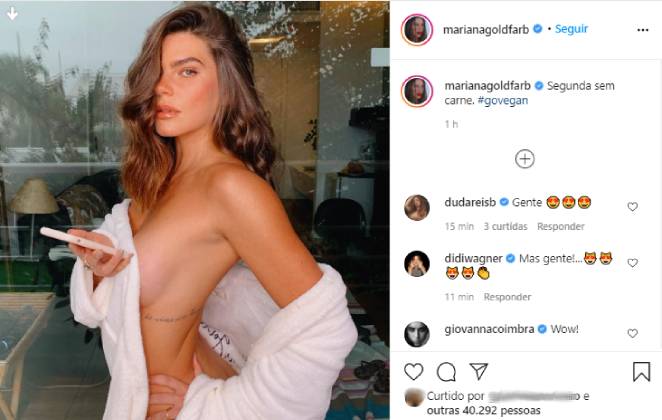 Mariana Goldfarb posa fazendo topless de roupão