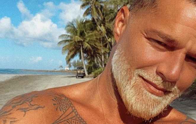 Ricky Martin adota barba descolorida