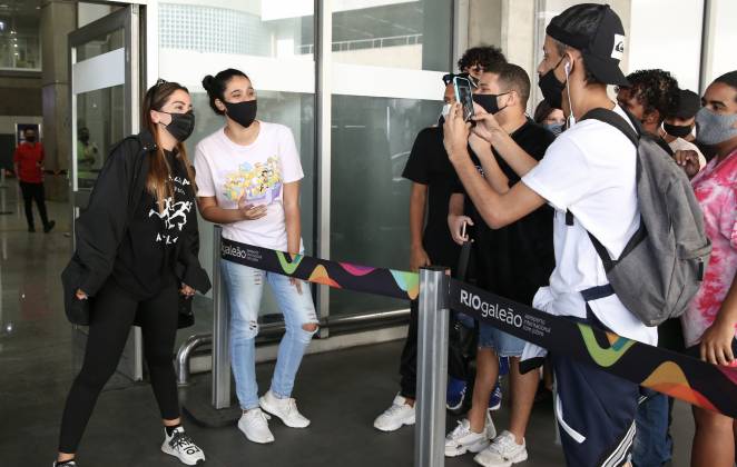 Anitta tira foto com os fãs no aeroporto do Rio de Janeiro