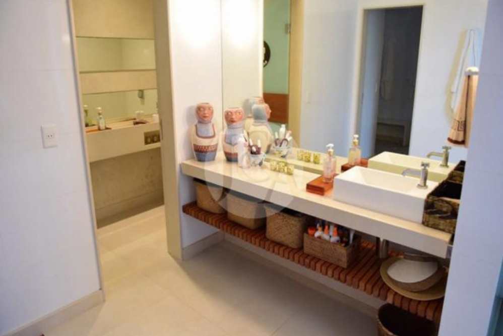 Banheiros de uma das suites da mansão