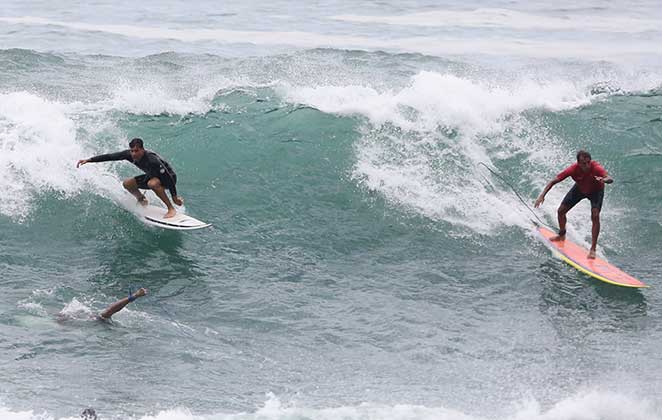 Cauã arrasa na prática dos surfe