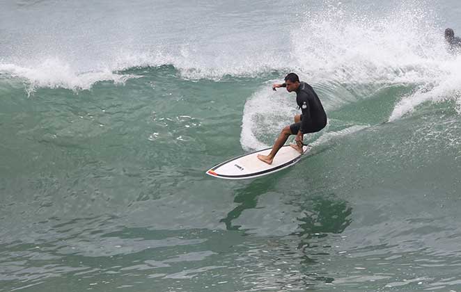 Cauã Reymond pratica surfe, na Prainha, Rio de Janeiro