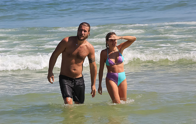 Diego Alemão e a namorada Andressa Malucelli curtiram uma praia no Rio de Janeiro
