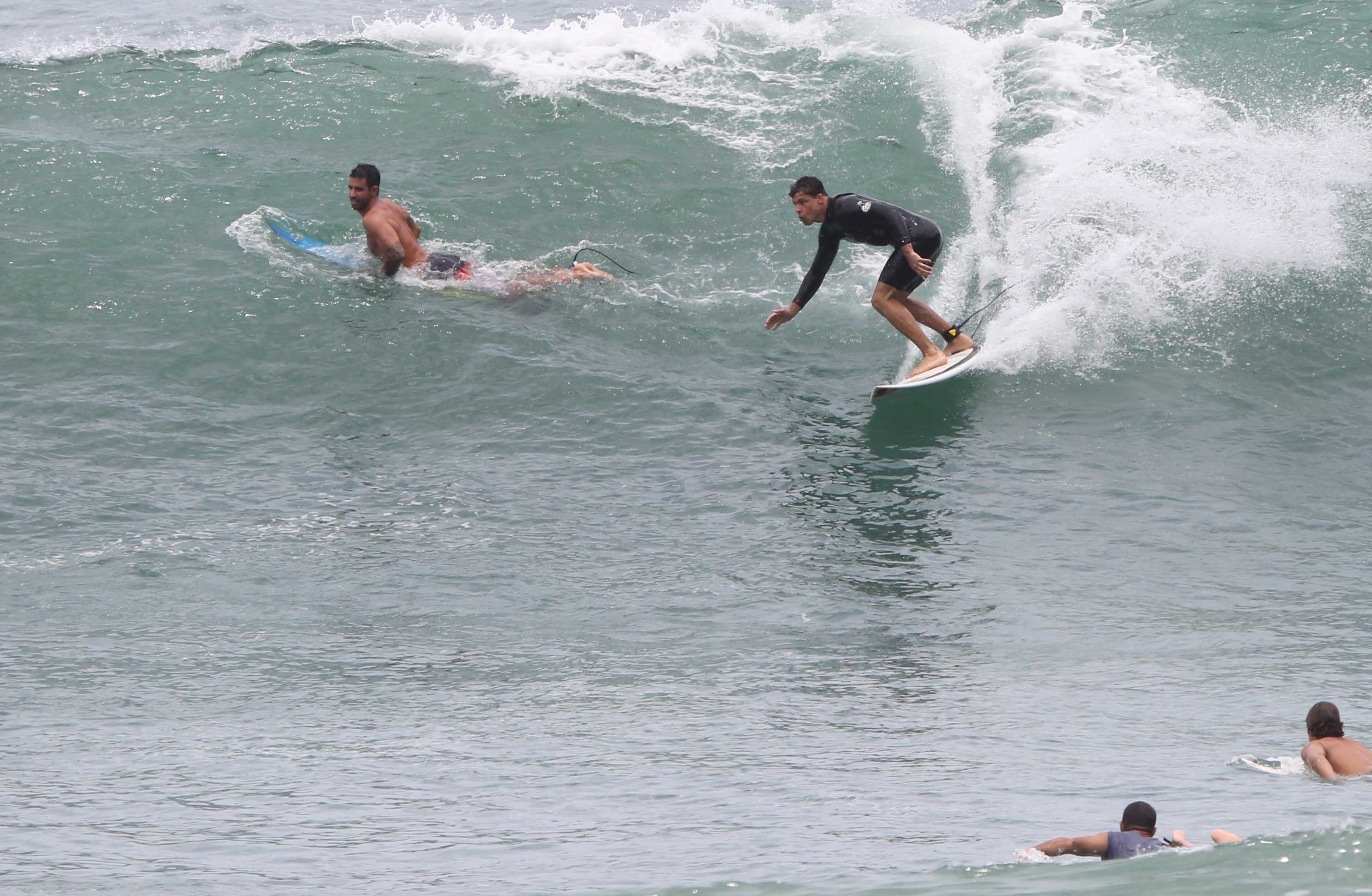 Cauã Reymond surfa em praia carioca