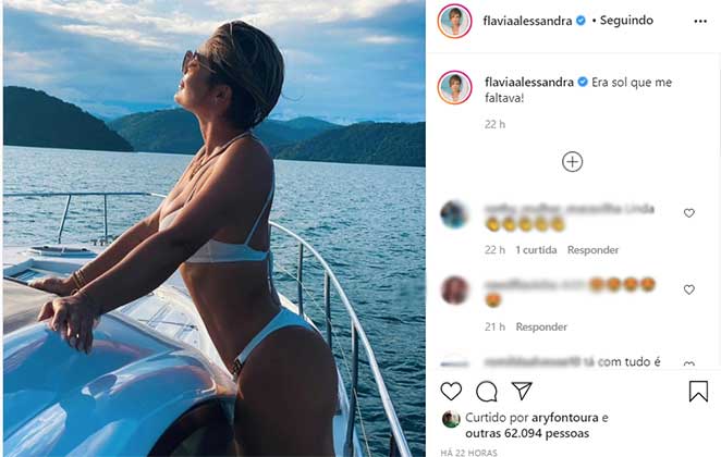 Flávia Alessandra exibe corpão perfeito em passeio de barco