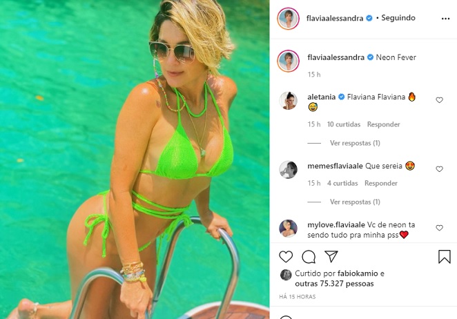 Flávia Alessandra arrasa em foto com biquíni neon