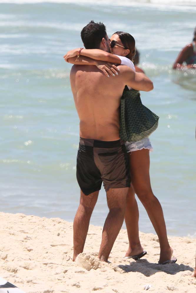Juliana Paes beija muito o marido, Dudu Baptista,  em praia carioca