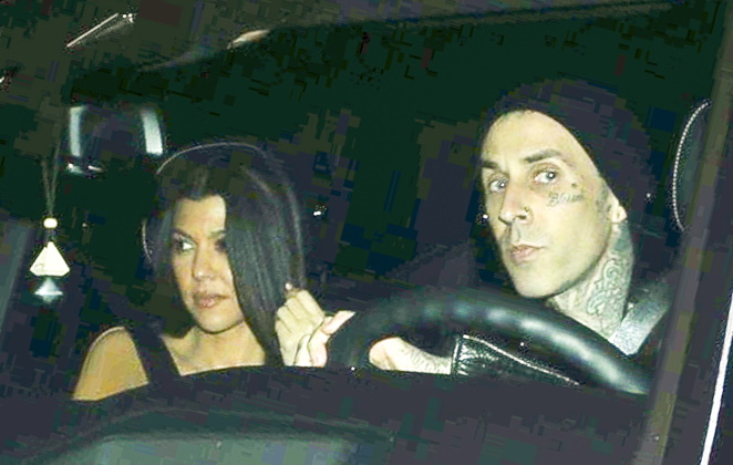 Kourtney Kardashian é clicada dentro de carro do novo namorado