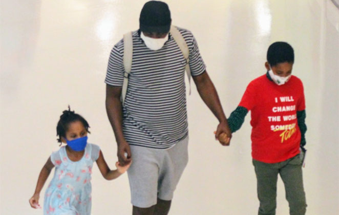 Lázaro Ramos passeando com os filhos em shopping carioca 