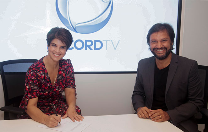 Mariana Godoy assinando contrato ao lado de Antonio Guerreiro 