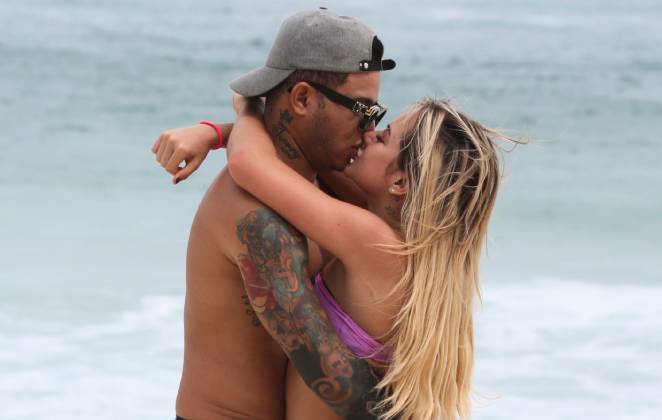 Gabi Martins e Tierry lascando beijão na praia