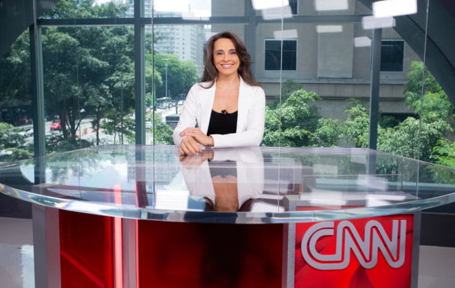 Carla Vilhena na bancada da CNN 