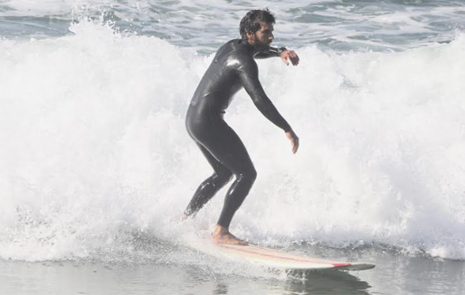 O ator deu um show de habilidade no surf 