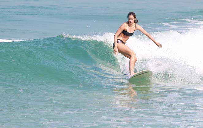 Isabella Santoni ama surfar nas praias do Rio de Janeiro