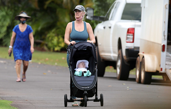 Katy Perry passeia com a filha Daisy no Havaí