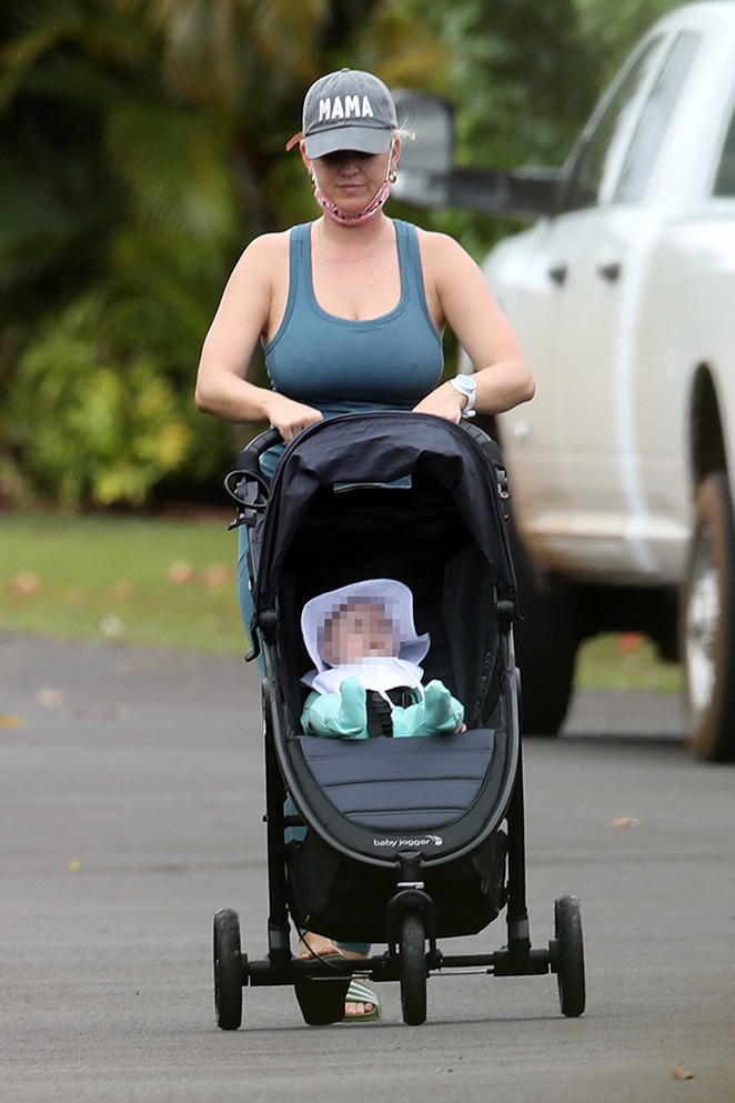 Katy Perry passeia com a filha Daisy no Havaí