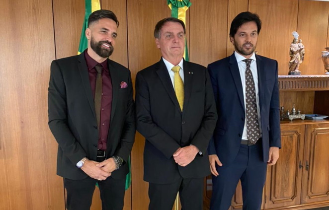Latino, Bolsonaro e Fabio Faria tiraram foto no Palácio do Planalto