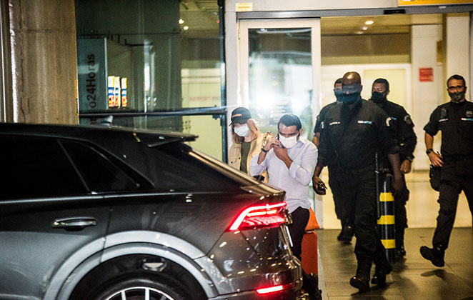 Marina Ruy Barbosa desembarca cercada por seguranças em aeroporto