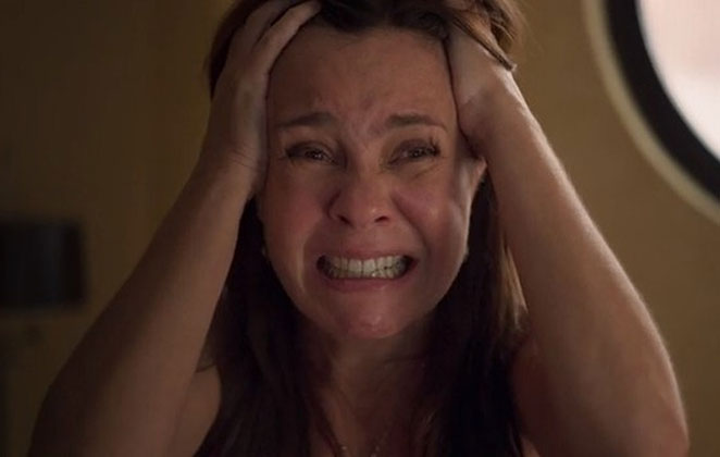 Thelma (Adriana Esteves) tem crise nervosa e pode morrer nas últimas cenas de Amor de Mãe, da Rede Globo