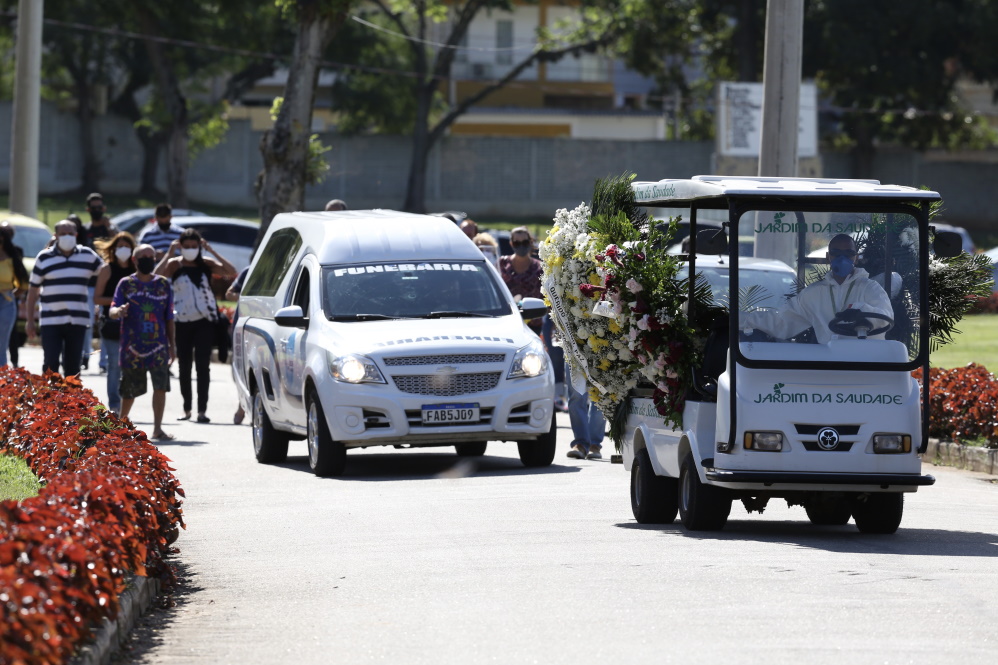 Corpo de Agnaldo Timóteo é enterrado no Rio de Janeiro