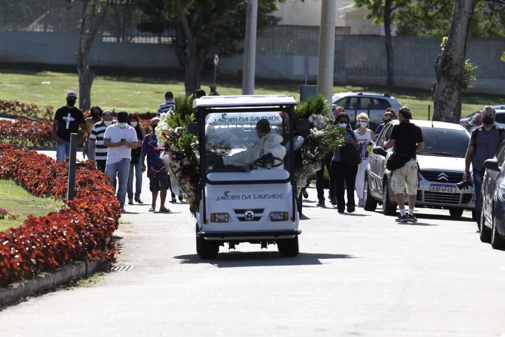 Corpo de Agnaldo Timóteo é enterrado no Rio de Janeiro