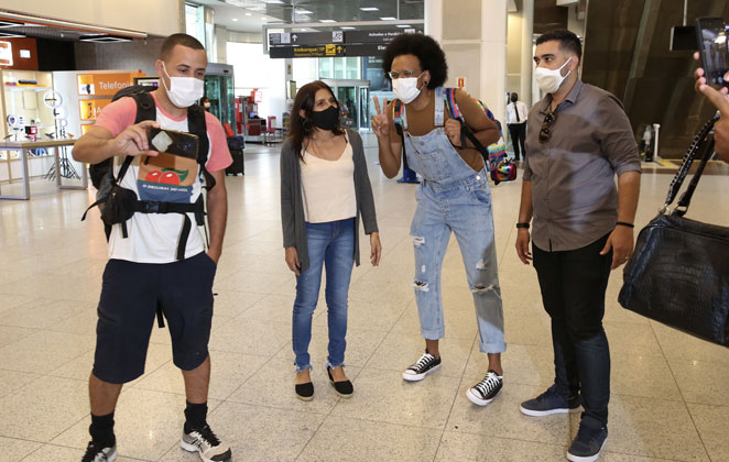 João Luiz é tietado por fãs em aeroporto no Rio de Janeiro