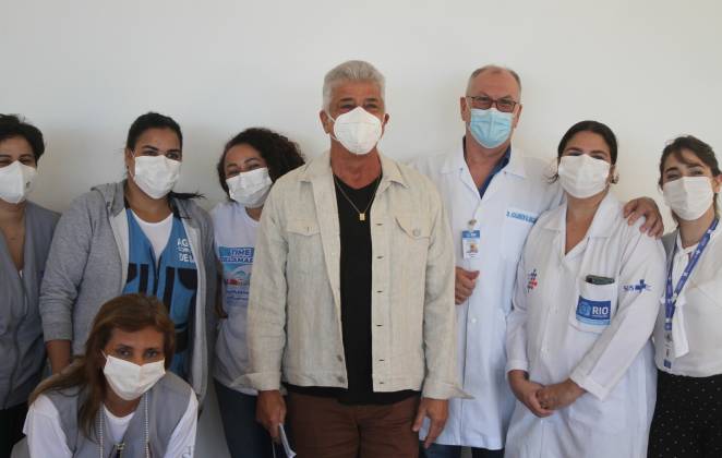Lulu Santos posou com funcionários de posto de saúde após receber vacina contra covid-19