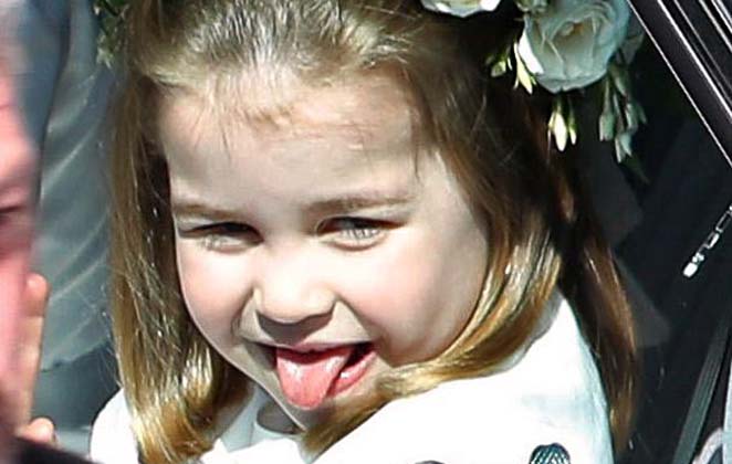 Princesa Charlotte já mostrou a língua para os fotógrafos