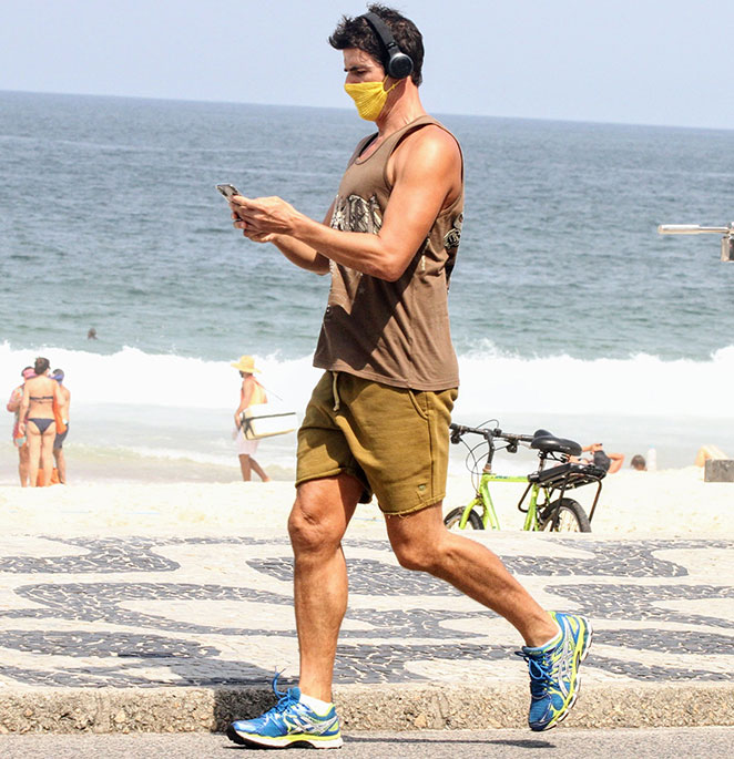 Reynaldo Gianecchini se exercitando na orla carioca