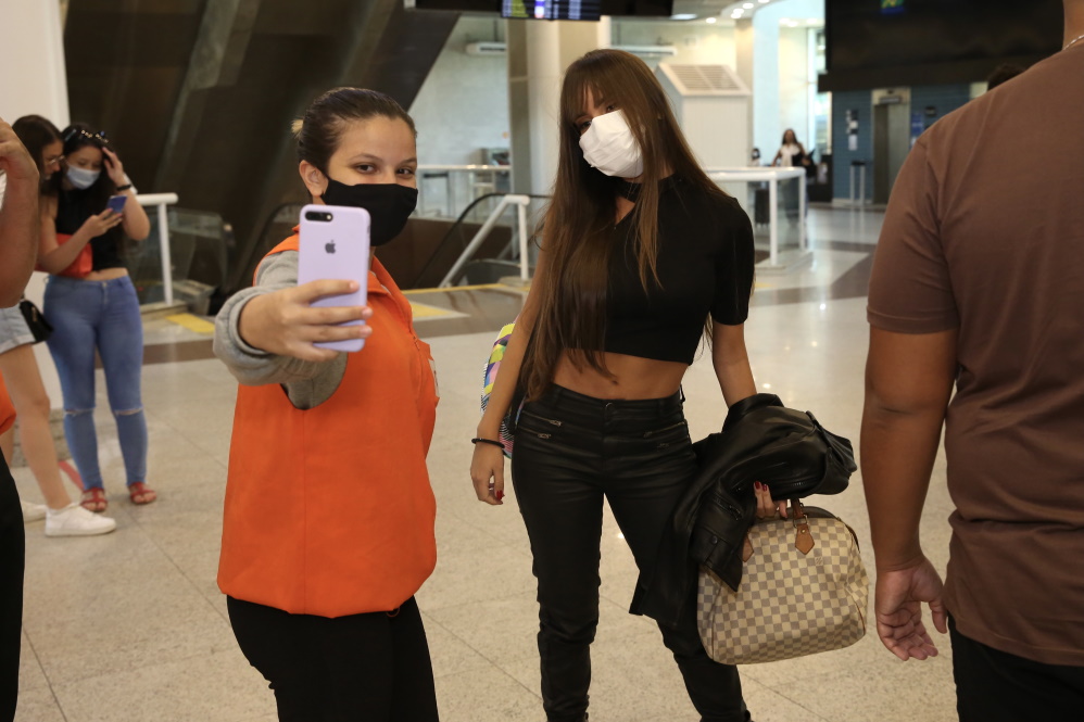Ex-BBB Thais Braz foi tietada por fãs em aeroporto