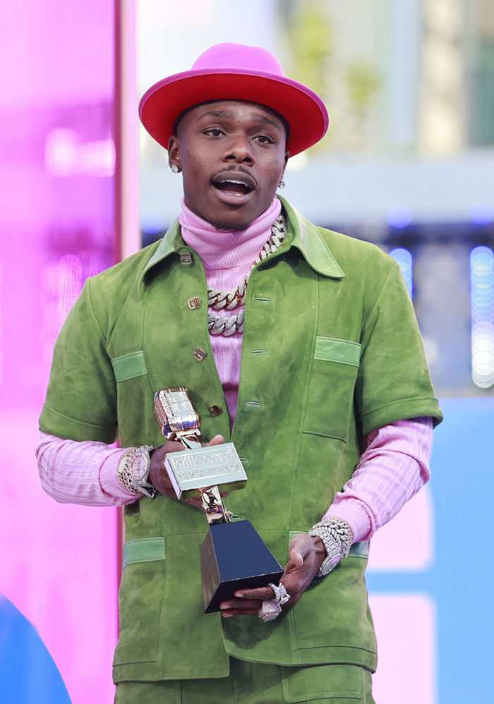 O rapper e cantor DaBaby segurando um de seus prêmios na premiação