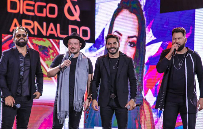 Israel e Rodolffo no palco com Diego e Arnaldo 