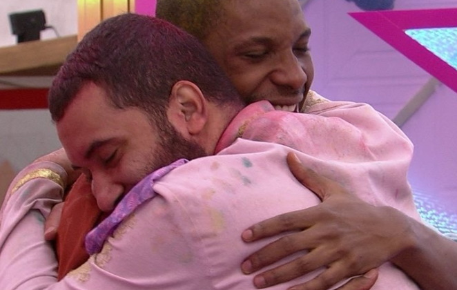 Momento em que Gil abraçava Lucas Penteado