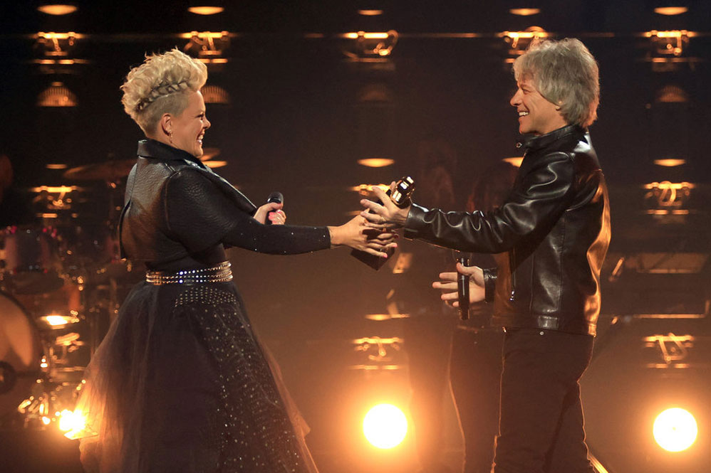 P!nk recebe de Bon Jovi o prêmio de Ícone da Música