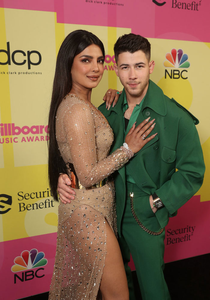 O casal Priyanka Chopra e Nick Jonas sempre juntinhos e cheios de amor