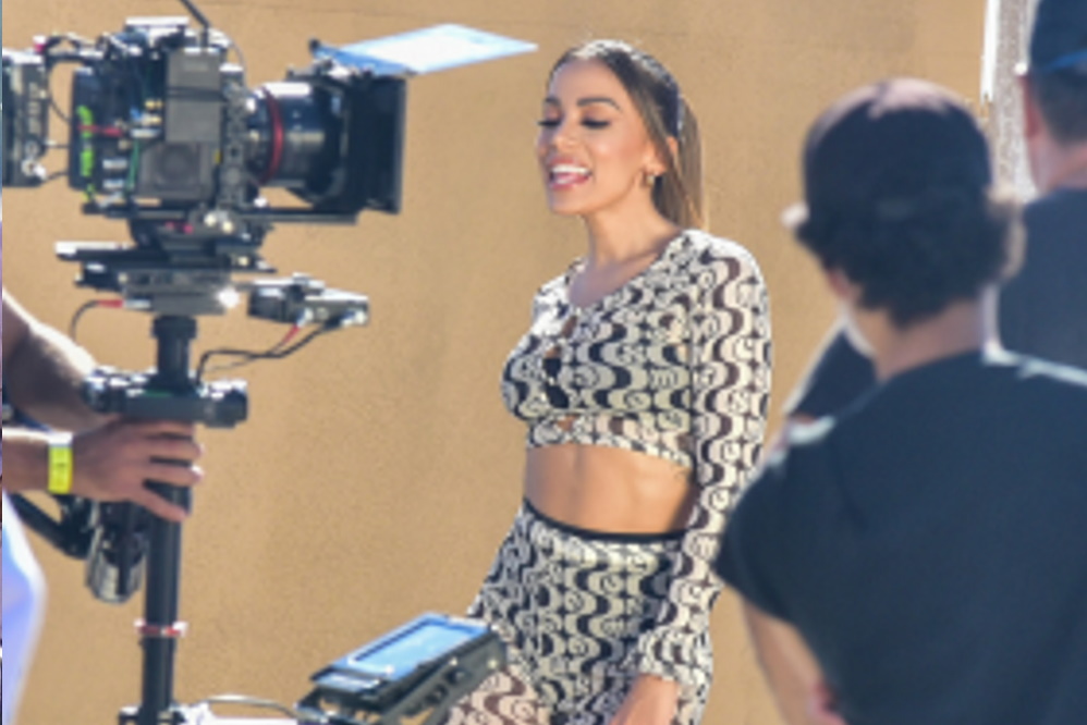 Anitta gravando o comercial