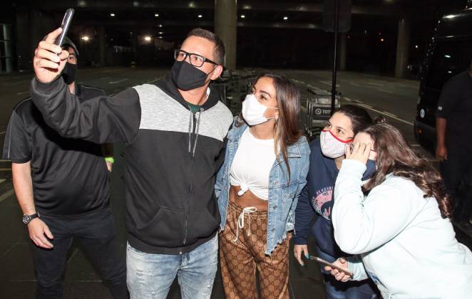Anitta com os fãs no aeroporto de Guarulhos