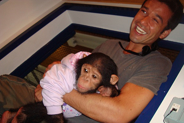 Sérgio Marone brinca com macaco em despedida de Caras & Bocas - OFuxico