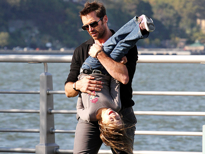 Hugh Jackman brinca com os filhos em parque de NY OFuxico